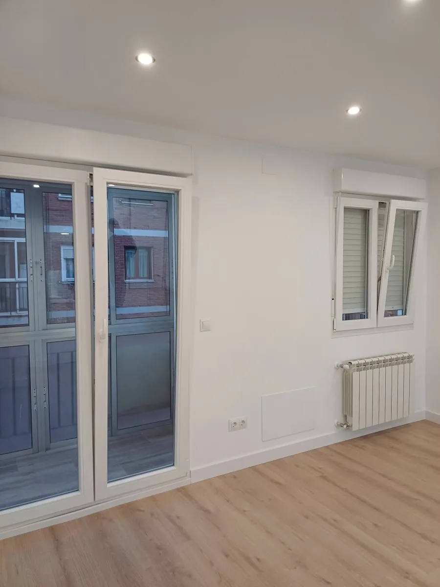 Ventanas blancas eficientes instaladas en vivienda reformada