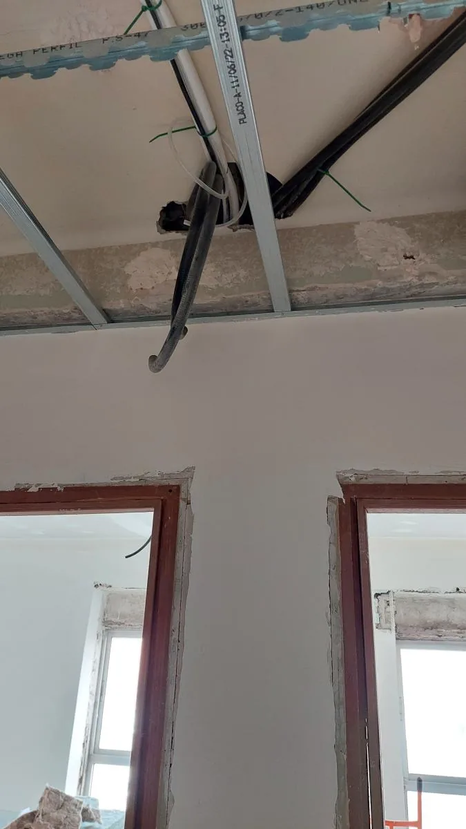 Instalación eléctrica y canalizaciones durante una reforma